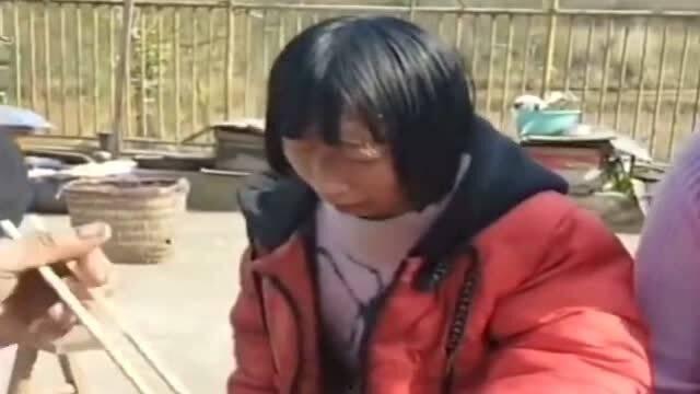 老婆撒娇孩子吃瓜视频,欢乐一家日常瞬间