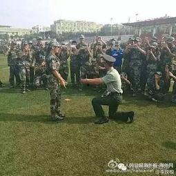 潍坊军训女孩吃瓜事件视频,校园生活瞬间走红网络
