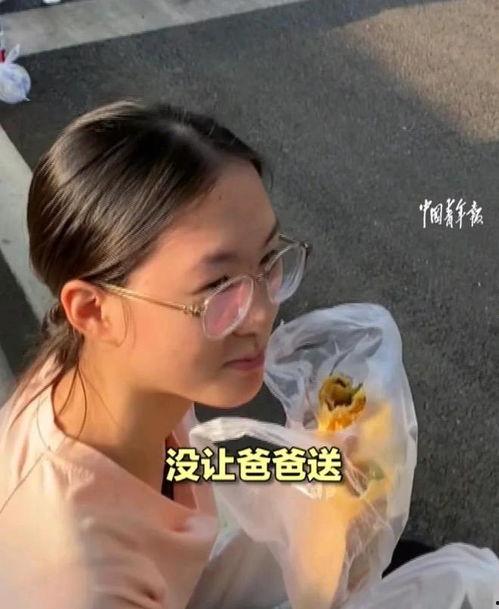 吃瓜女生坐到别人脸上视频,尴尬瞬间引发网友热议