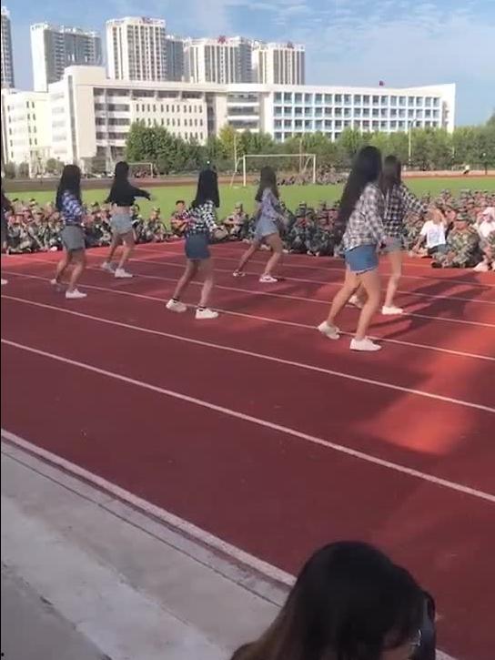 军训舞蹈 吃瓜视频,揭秘军营中的青春活力瞬间